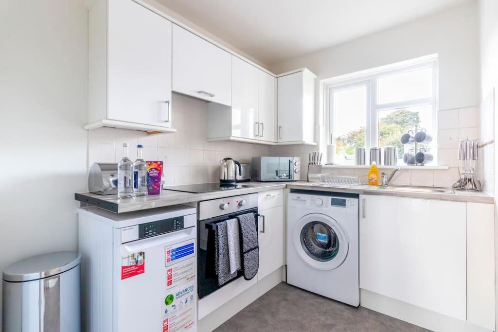 Beautiful Sea View 2 Bedroom Sleeps 6-Free Parking Bournemouth Zewnętrze zdjęcie